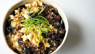 Hot chili oil noodles met judasoren en omelet