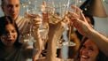Mensen die proostenn ter illustratie van het beste glas voor champagne