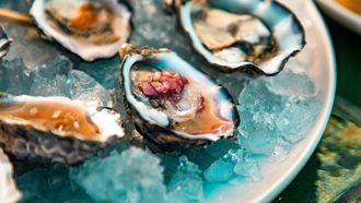 oesters met dressing saus op een schaal met ijs