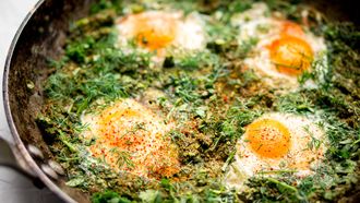Groene shakshuka: gepocheerde eieren met spinazie