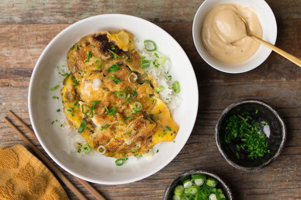 Aziatische rijstbowl met omelet en kip