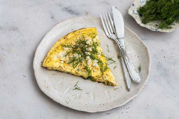 Griekse omelet met courgette en dille