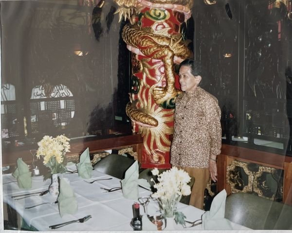 De oma van Chi Ling Wu in het restaurant van haar tante in 1990