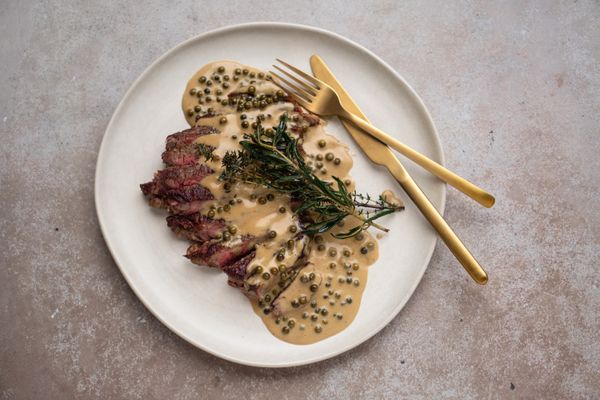 Steak met klassieke pepersaus