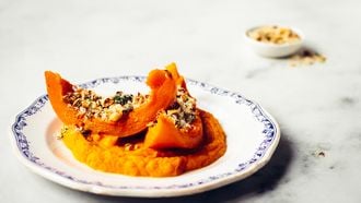 Gekonfijte pompoen met Parmezaanse kaas vegetarisch hoofdgerecht voor kerst met pompoen