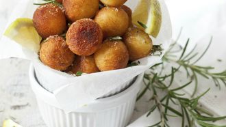 pommes dauphine op een schaal