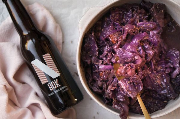 Cooking red cabbage with beer