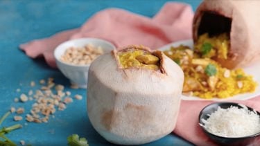 Kipcurry in een kokosnoot