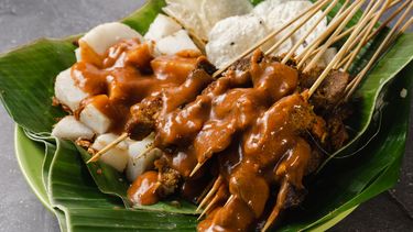 Sate met lontong