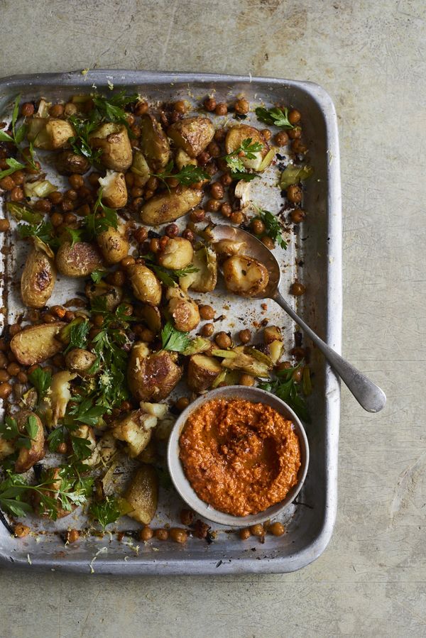 Ovenschotel van prei en aardappel met romescosaus