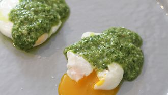 gepocheerd ei met pesto
