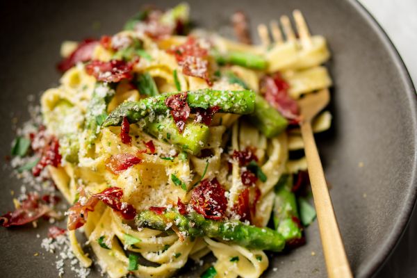 Pasta with green asparagus