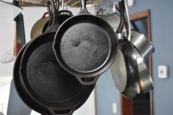 Cleaning cast iron pan