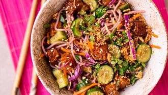 Snelle noedelsalade met tempeh