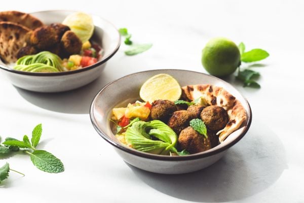 Linzenballetjes hot honey bowl met hot honey