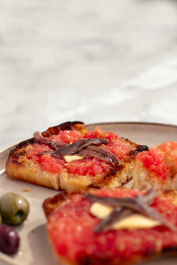 Pan con tomate met ansjovis