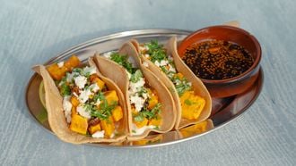 taco met geroosterde pompen en salsa macha