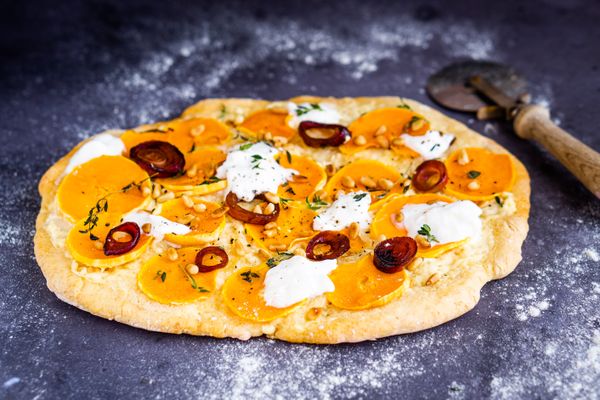 pizza met pompoen, burrata en balsamico-uitjes