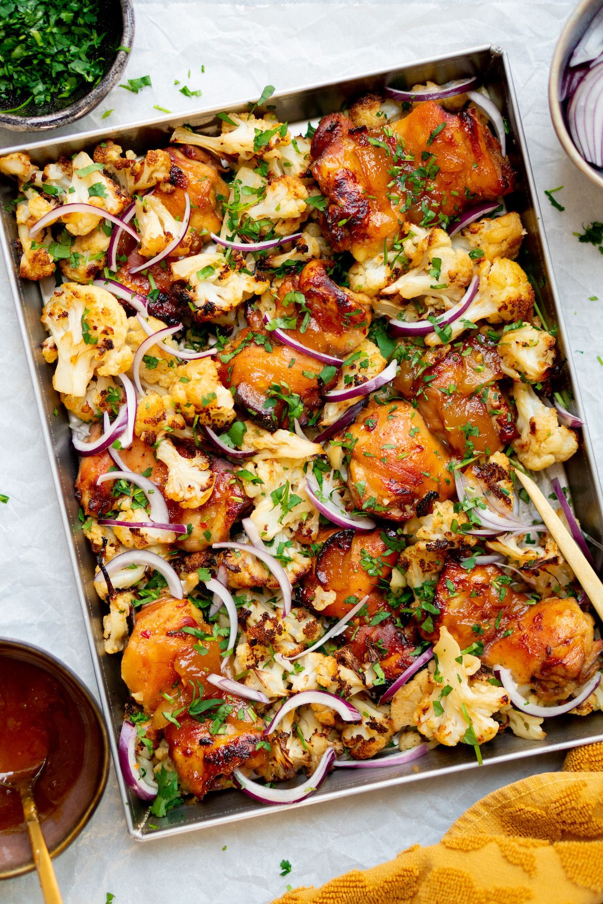 Kip en bloemkool met mangochutney van de bakplaat