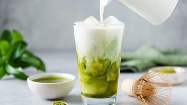 matcha latte maken met een matcha whisk en matcha poeder