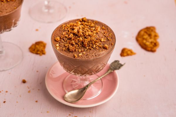 easy chocolate mousse with gingerbread crumb