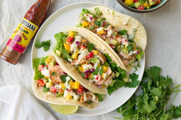 Taco's met zalm en avocado-mangosalsa