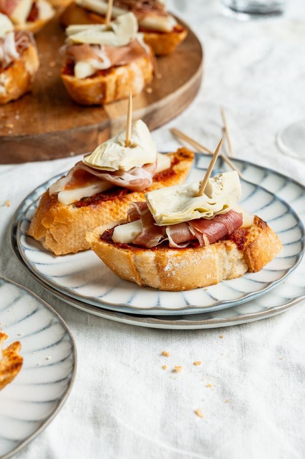 Pintxos met manchego, tapenade en Jamón ConsorcioSerrano