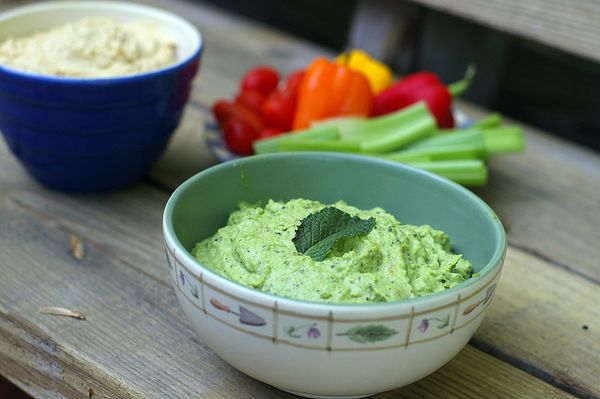 Afbeelding van zelfgemaakte hummus met doperwtjes