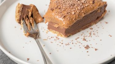 Afbeelding van cheesecake met pindakaas en chocolade recept