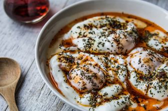 Cilbir / gepocheerde eieren in yoghurt