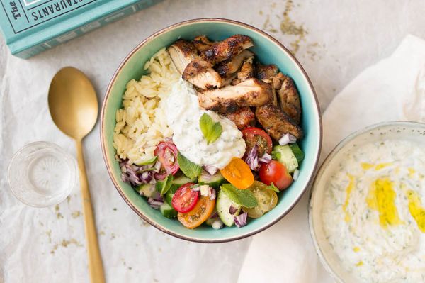 Foto van een Griekse bowl met kip gyros en tzatziki