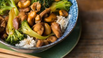 kip cashew met broccoli en rijst