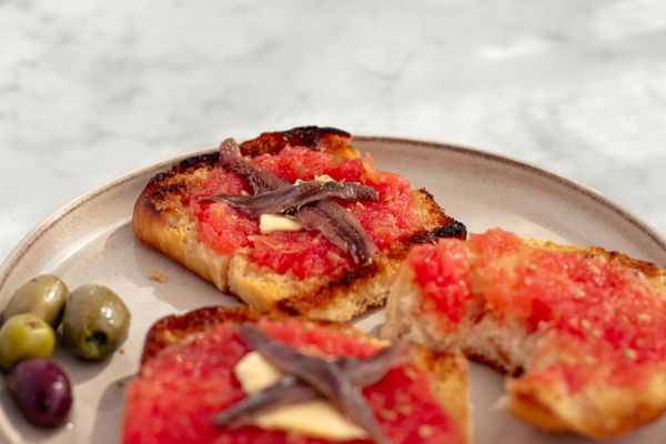 Pan con tomate met ansjovis