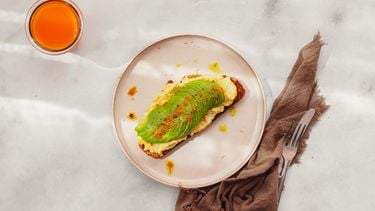 Broodje met avocado en ei | avocado toast met ei
