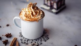 Kerstkoffie met slagroom en kerstkruiden