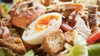 maaltijdsalade met kip bacon en geitenkaas