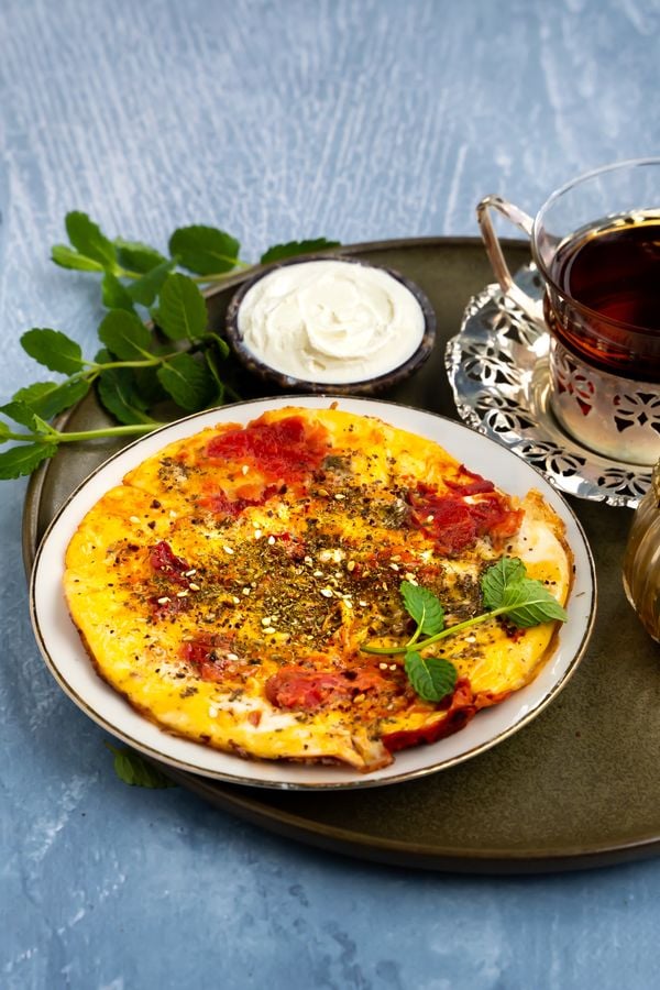 omelet met tomaten, za'atar en labneh