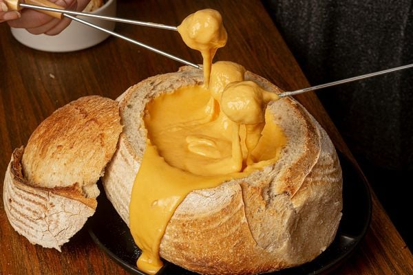 Kaasfondue ter illustratie van wijn bij kaasfondue