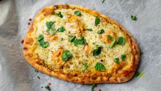 Naanpizza: naan met Japanse curry