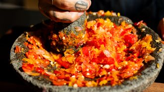 sambal maken / sambal goreng trassi tomaat recept