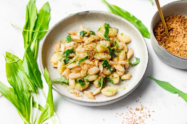 Gnocchi met roergebakken witte asperges en daslook