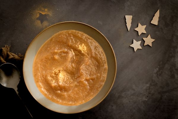 Kerstappelmoes met kerstkruiden en glitter