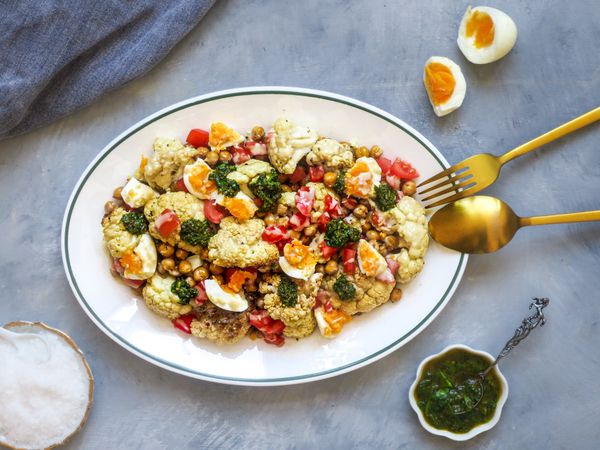 salade met gegrilde bloemkool en kikkererwten in weekmenu