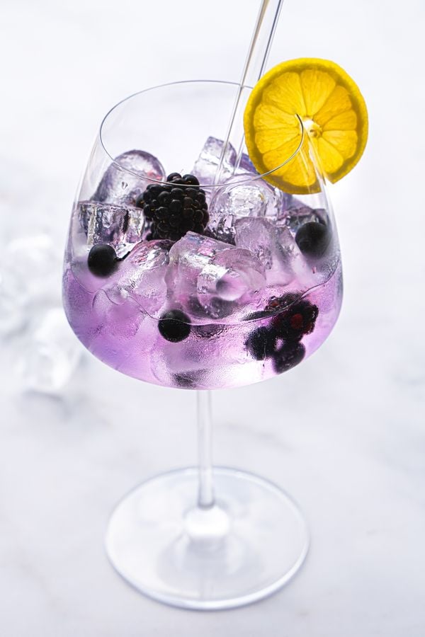 paarse gin tonic met de Blackcurrant Royale gin van Tanqueray