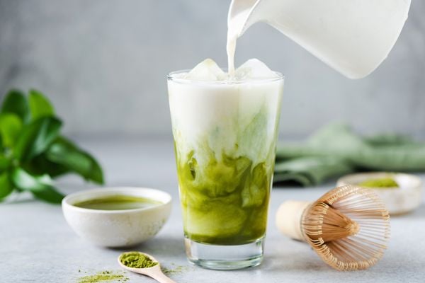 matcha latte maken met een matcha whisk en matcha poeder