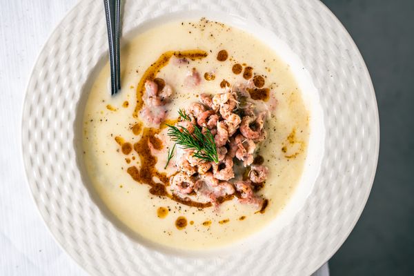 aspergesoep met garnaaltjes, beurre noisette en dille