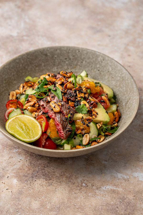 Salade met steak, avocado en citrus