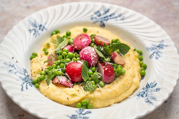 Polenta met doperwten en radijs