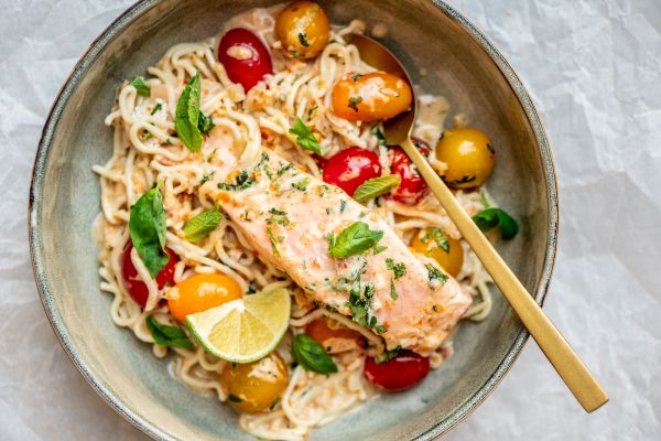 Curry with salmon and tomato for quick recipes