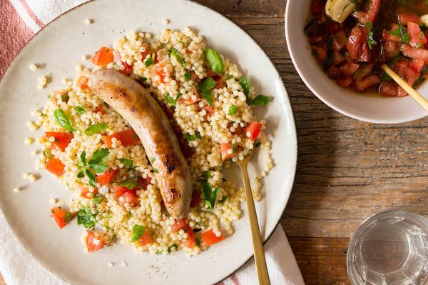 parelcouscous met sauce vierge en worst